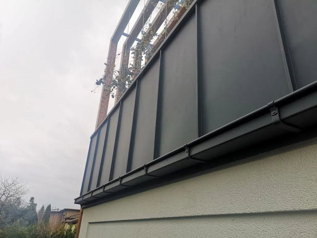 Zdjęcie Blacha na balkon: Skuteczna ochrona czy problem z korozją?