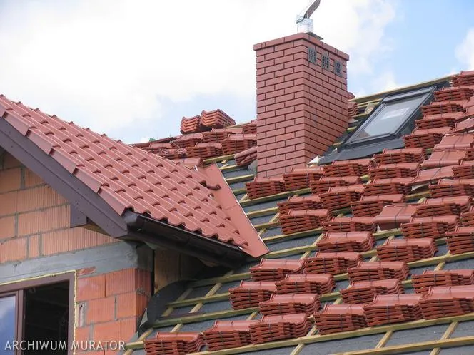 Zdjęcie Jak kłaść dachówkę ceramiczną: krok po kroku do idealnego dachu