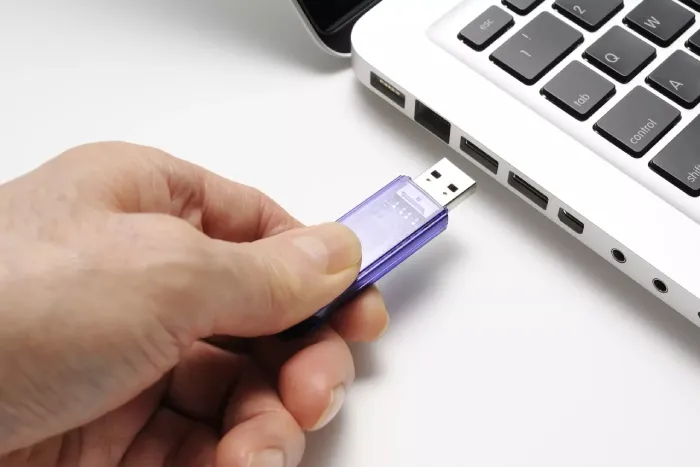 Zdjęcie Jak pobrać film z Netflixa na pendrive bez łamania zasad?