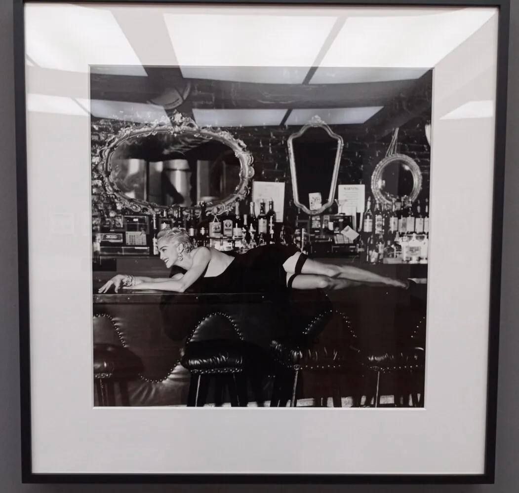 Zdjęcie Jak Helmut Newton zrewolucjonizował fotografię? Analiza