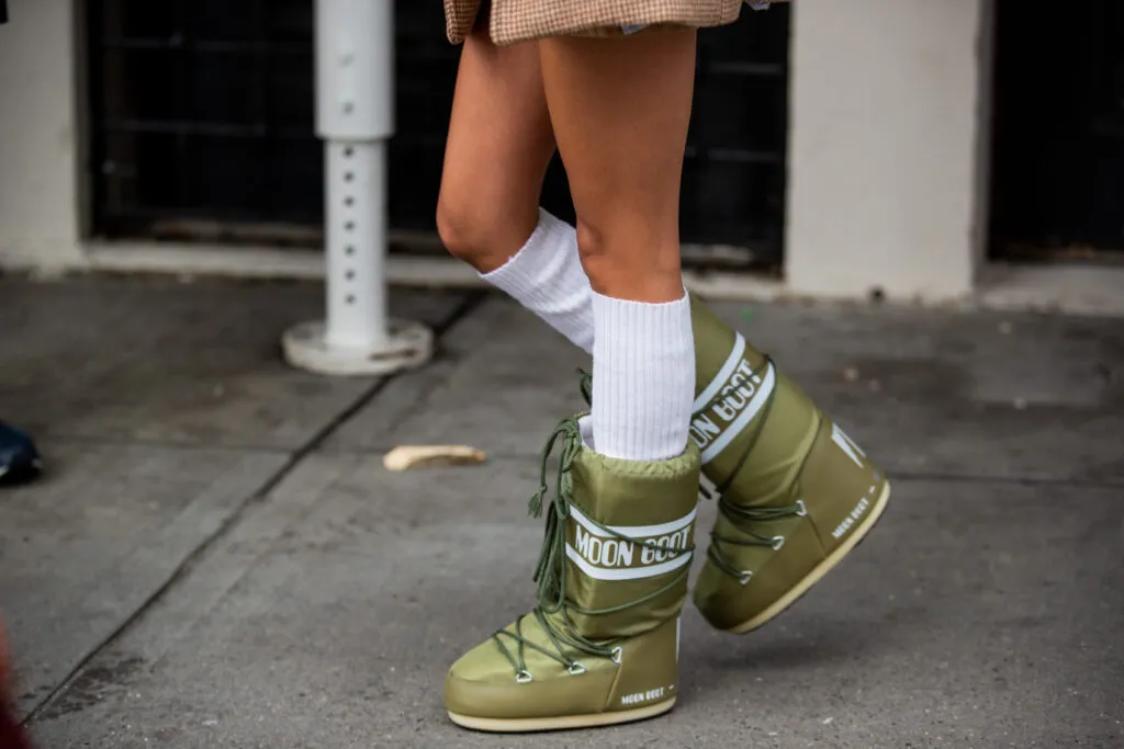 Zdjęcie Jak nosić śniegowce moon boot? Modne stylizacje na każdą okazję