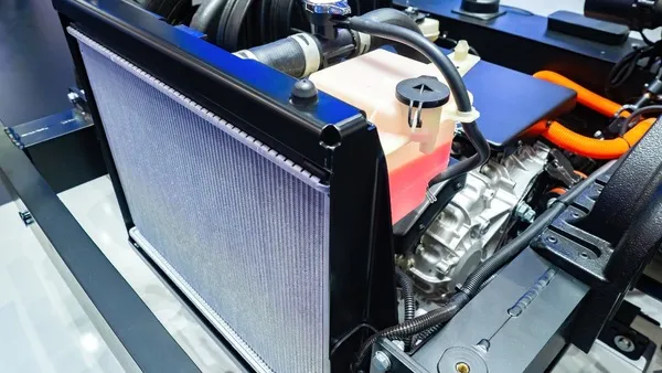 Zdjęcie Jak dolać płyn do chłodnicy - uniknij kosztownych uszkodzeń silnika