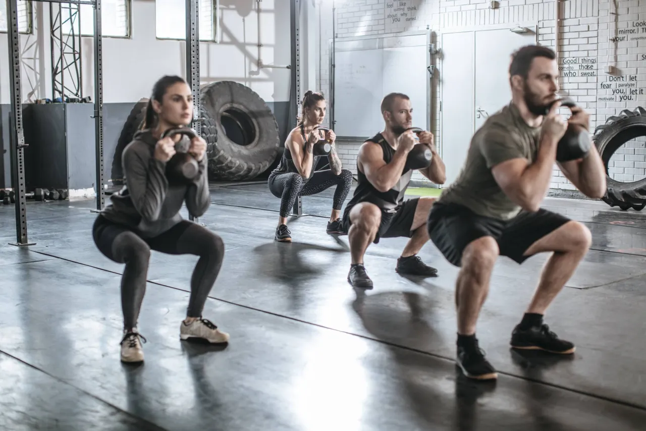 Zdjęcie Crossfit czy siłownia: co wybrać, aby osiągnąć najlepsze wyniki?