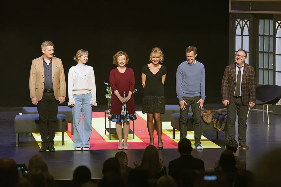 Zdjęcie Oszuści spektakl – poznaj intrygujące kłamstwa i relacje w teatrze