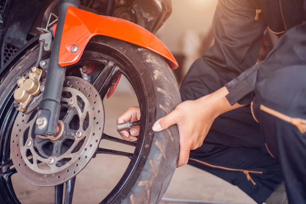 Zdjęcie Ile ciśnienia w oponach motocyklowych? Uniknij niebezpieczeństw na drodze