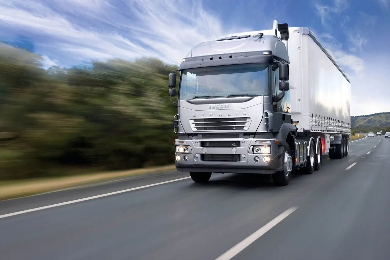 Zdjęcie Ile kosztuje wywrotka żwiru? Poznaj ukryte koszty transportu