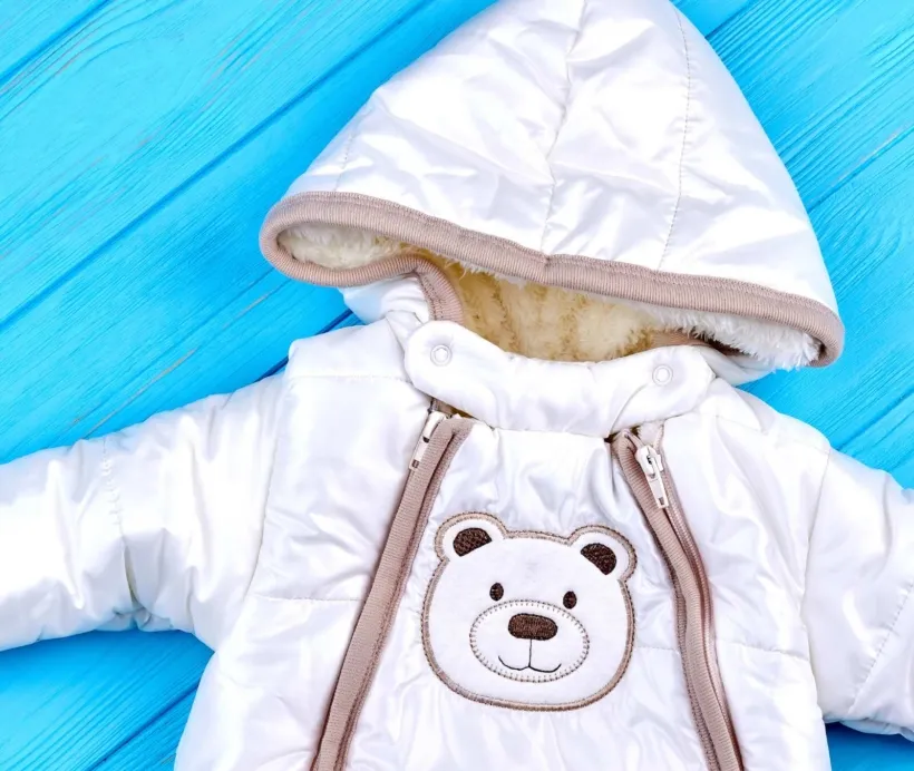 Zdjęcie Kombinezon dla noworodka: Wyb&oacute;r, rozmiar, bezpieczeństwo w foteliku