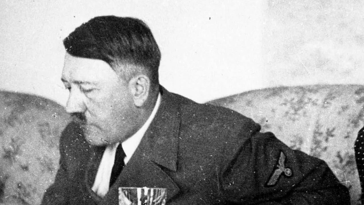 Zdjęcie Fryzura Hitlera: Nietypowe inspiracje fryzurą Adolfa Hitlera.