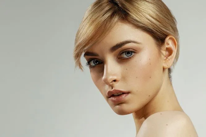 Zdjęcie Jak wyszczuplić twarz fryzurą: 8 skutecznych trików stylistów