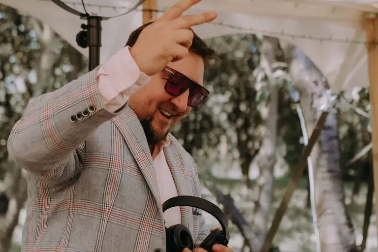 Zdjęcie Ile bierze DJ? Sprawdź ceny i uniknij nieprzyjemnych niespodzianek