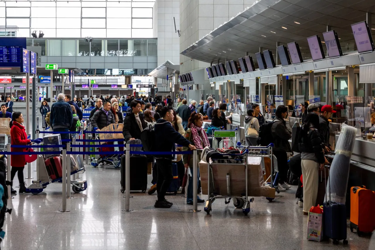 Zdjęcie Ile wcześniej trzeba być na lotnisku Wizz Air, aby uniknąć problemów?