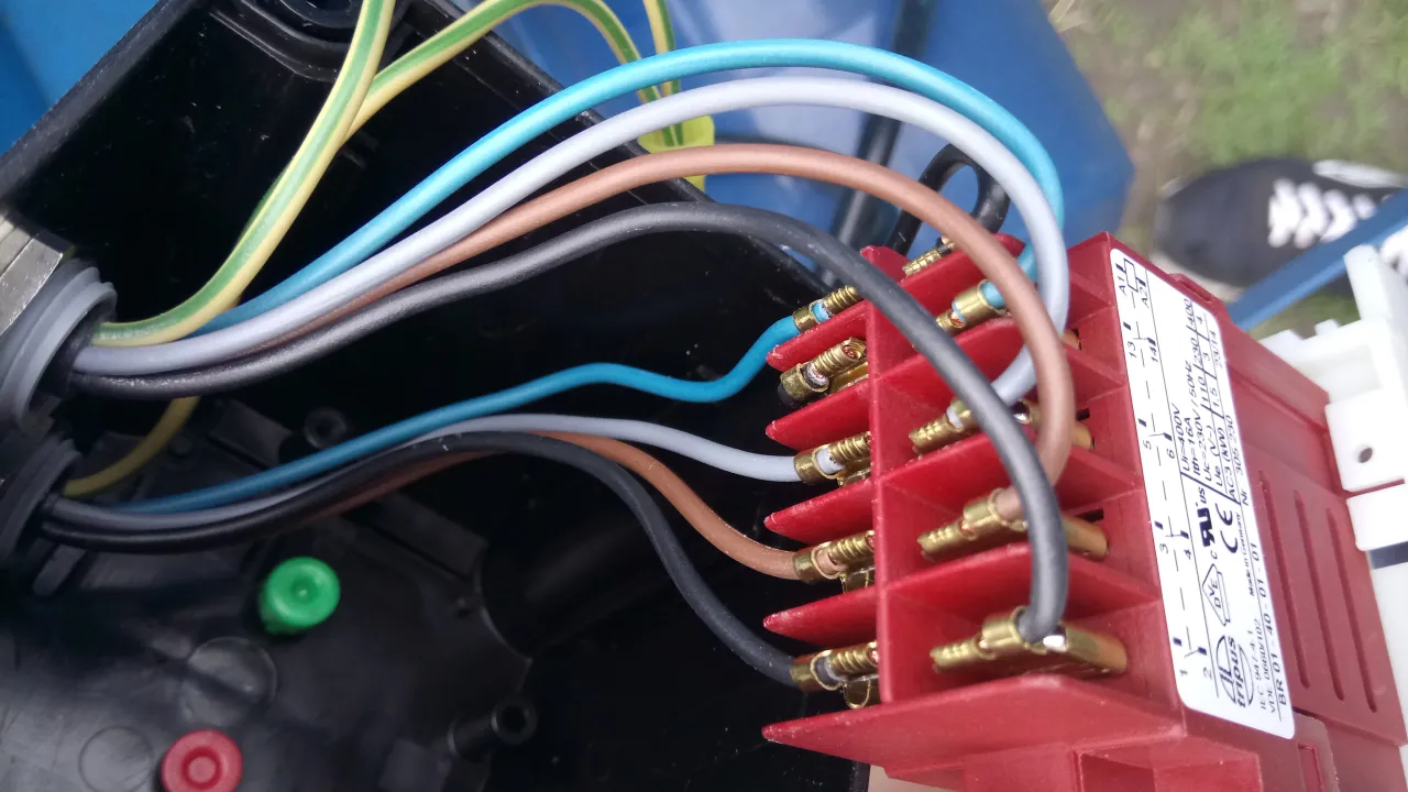 Zdjęcie Podłącz włącznik betoniarki 230V/400V: Instrukcja krok po kroku