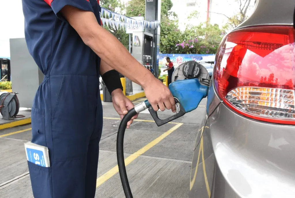 Zdjęcie El sorprendente costo del litro de gasolina en Costa Rica hoy