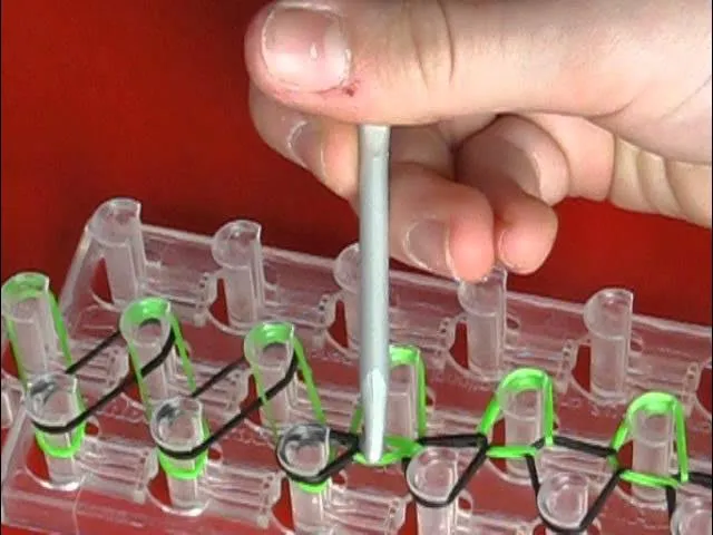 Zdjęcie Jak zrobić bransoletkę z gumki – proste sposoby na kreatywność w DIY