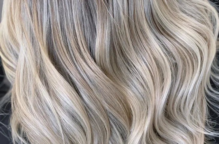 Zdjęcie Jaki toner do włosów blond? Pozbądź się żółtego odcienia i ciesz się blaskiem