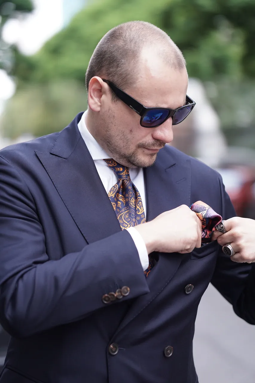 Zdjęcie Jaki krawat do niebieskiego garnituru, aby wyglądać stylowo i elegancko?
