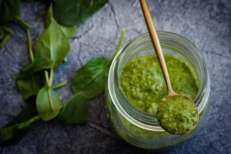 Zdjęcie Czym zastąpić pesto? Odkryj smaczne alternatywy dla bazylii i orzechów