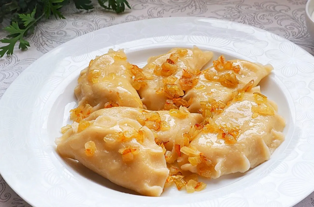 Zdjęcie Jak zrobić zdrowe pierogi ruskie? Przepis na dietetyczną wersję