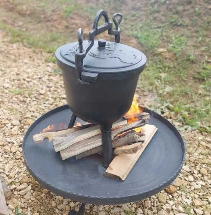 Zdjęcie Grill trójnóg z kociołkiem – idealny wybór na letnie gotowanie na świeżym powietrzu