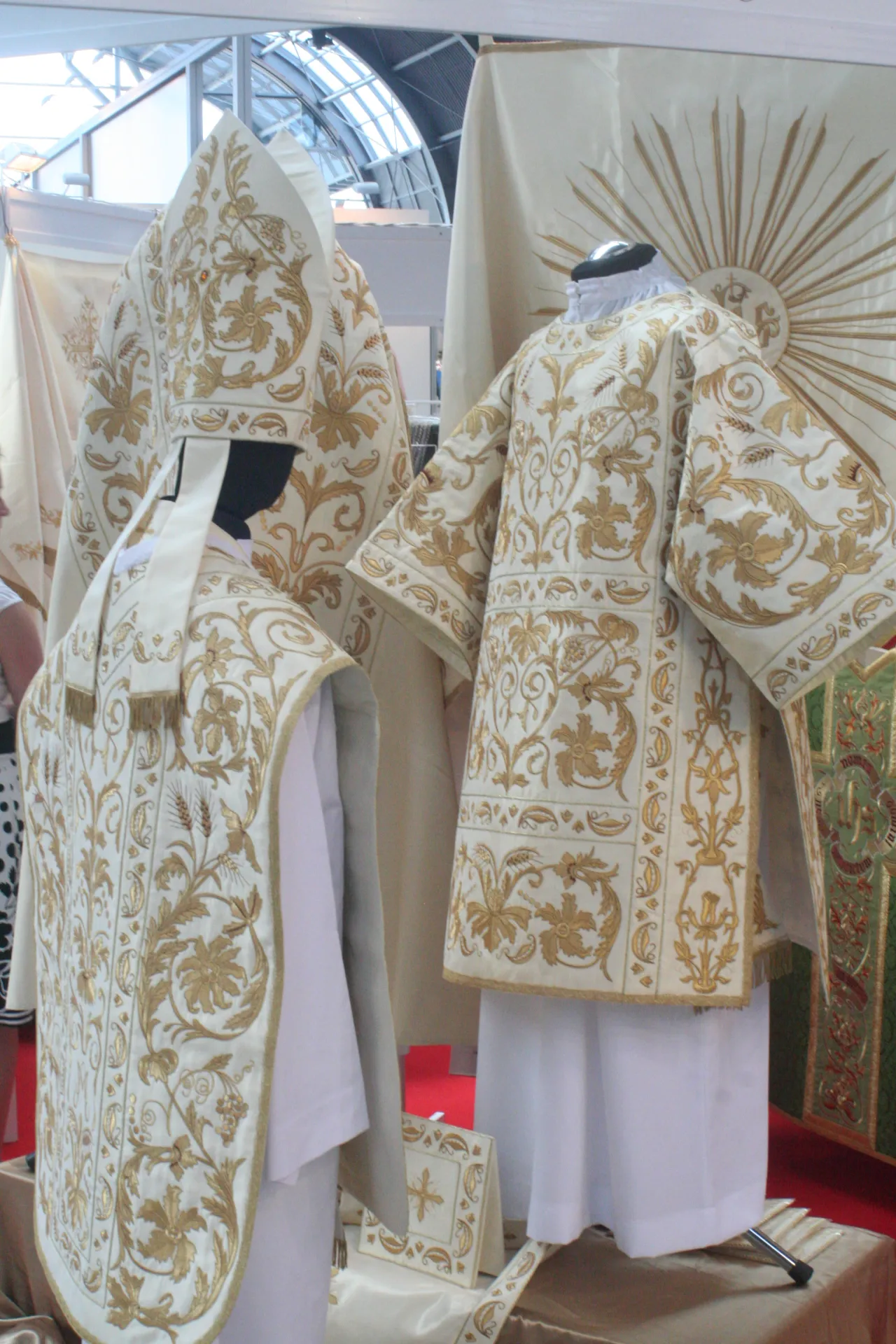 Zdjęcie Strój księdza jak się nazywa – odkryj tajemnice szat liturgicznych