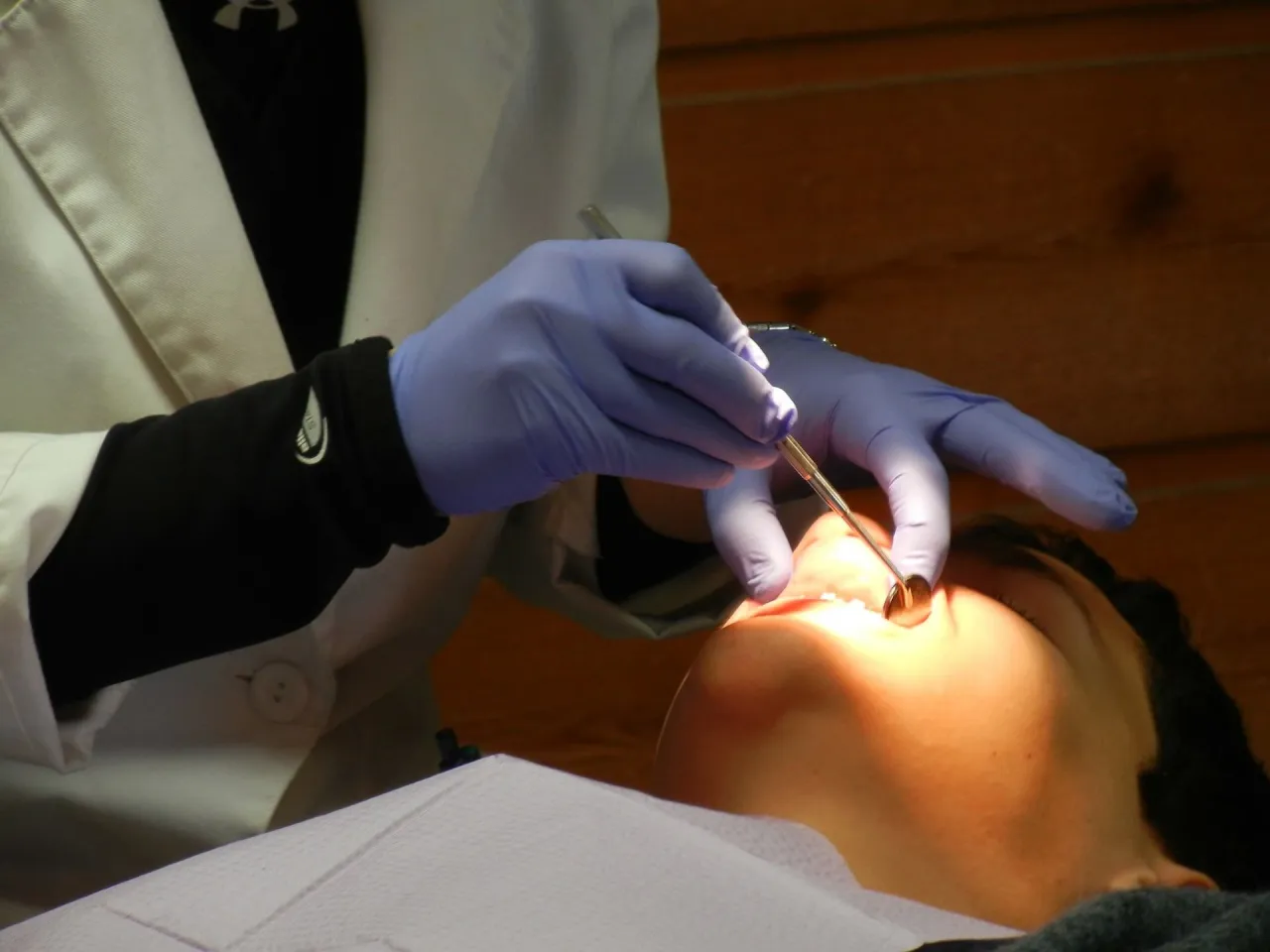Zdjęcie Co dentysta wkłada do zęba po usunięciu? Wyjaśniamy proces i zalecenia po zabiegu