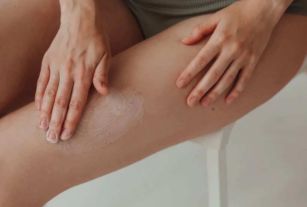 Zdjęcie Jaki peeling do ciała wybrać, aby uniknąć podrażnień i zyskać gładką skórę