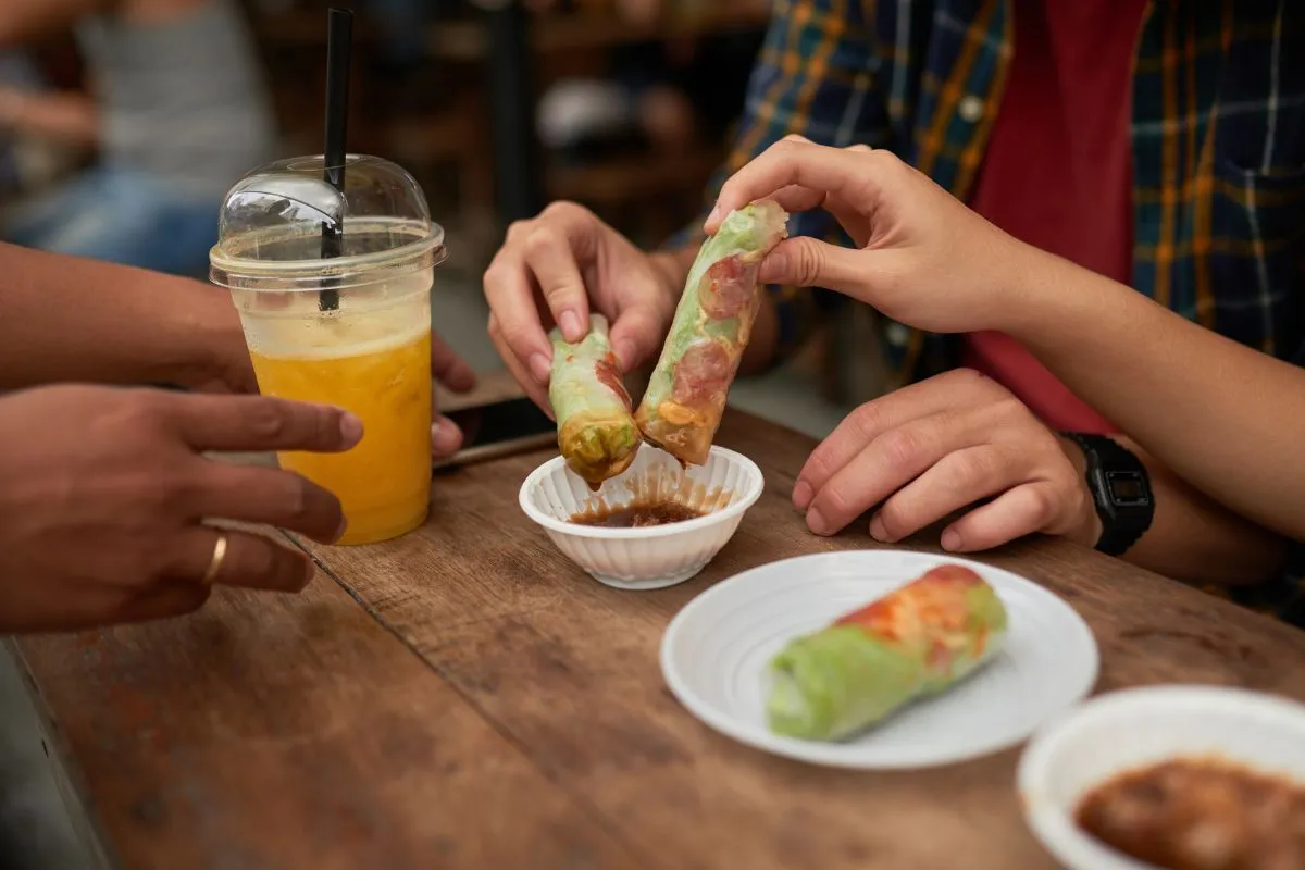 Zdjęcie Jaką surówkę do sajgonek wybrać, aby zaskoczyć gości?