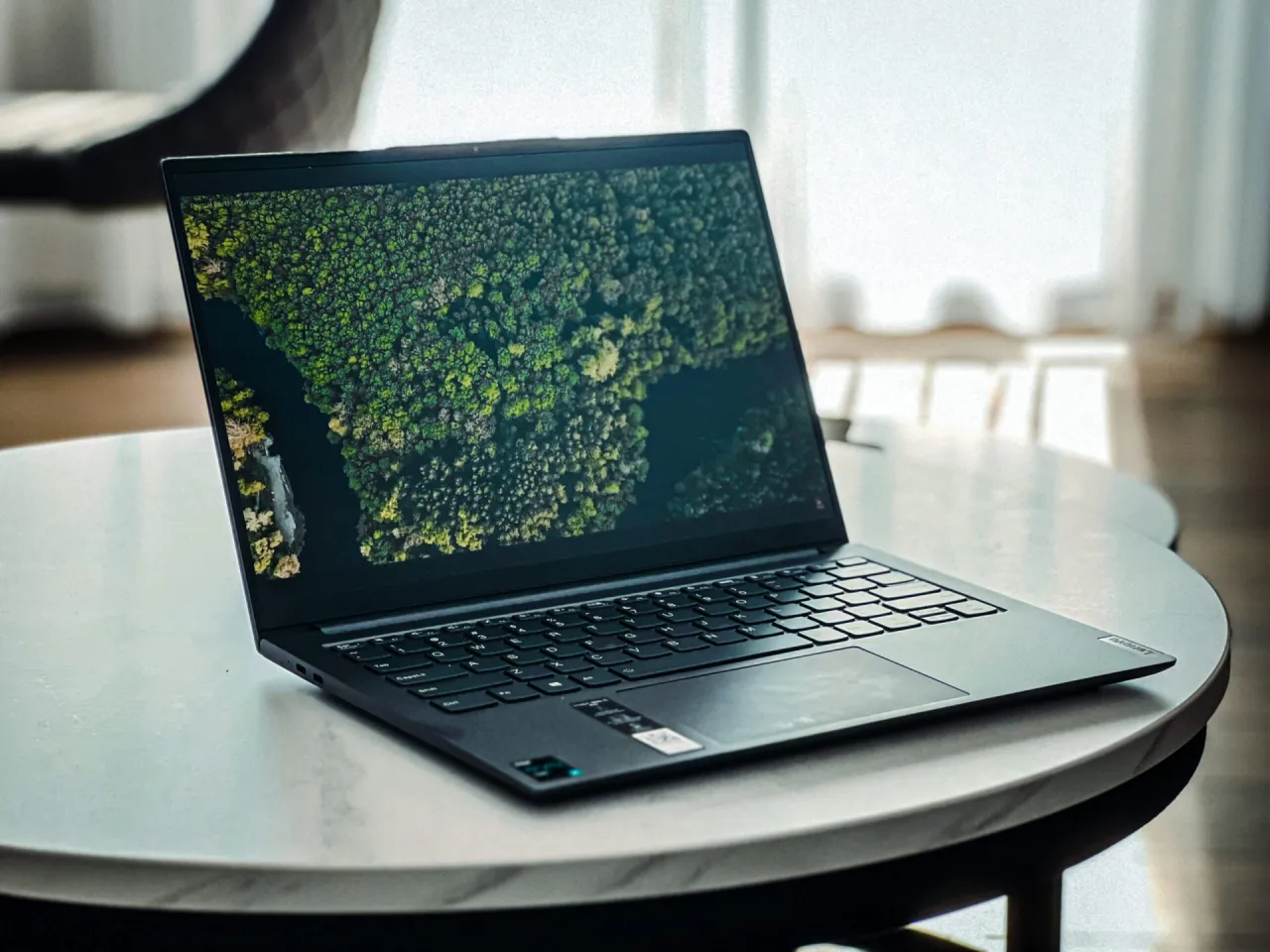 Zdjęcie Lenovo Yoga Slim 7 Pro recenzja: czy warto go kupić? Sprawdź opinie!