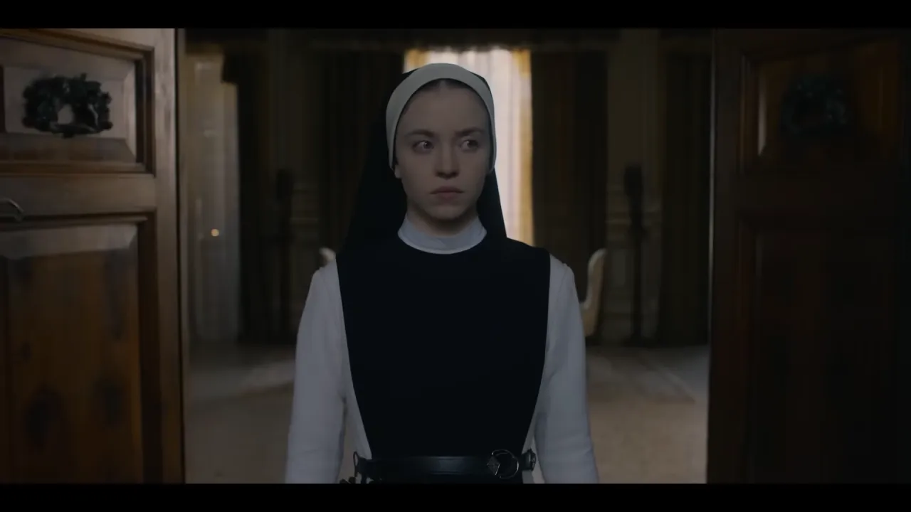 Zdjęcie Sydney Sweeney jako zakonnica w ciąży w horrorze Immaculate
