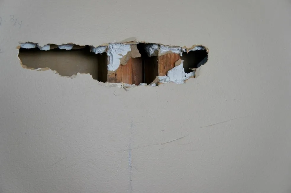 Zdjęcie Jak naprawić dziurę w ścianie: 8 prostych kroków dla każdego