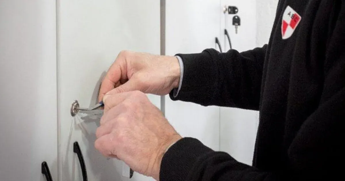 Zdjęcie Otwieranie szafki bez klucza: Metody DIY i kiedy wezwać ślusarza