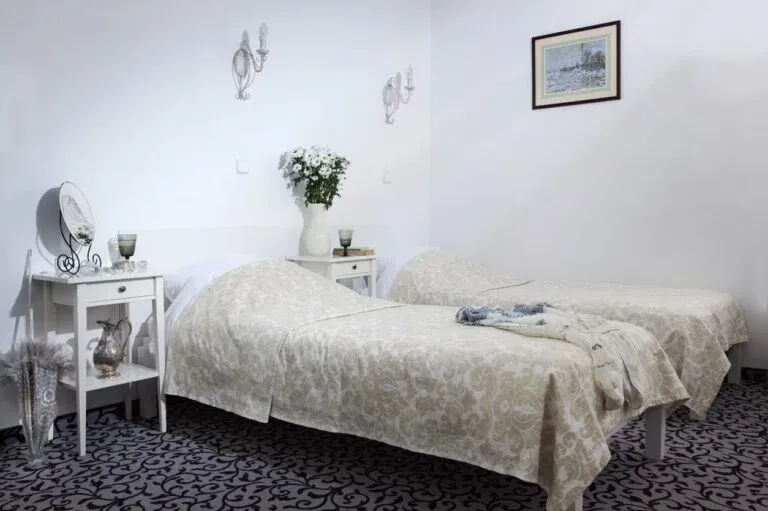 Zdjęcie Jak poinformować gości weselnych o noclegu, aby uniknąć chaosu?
