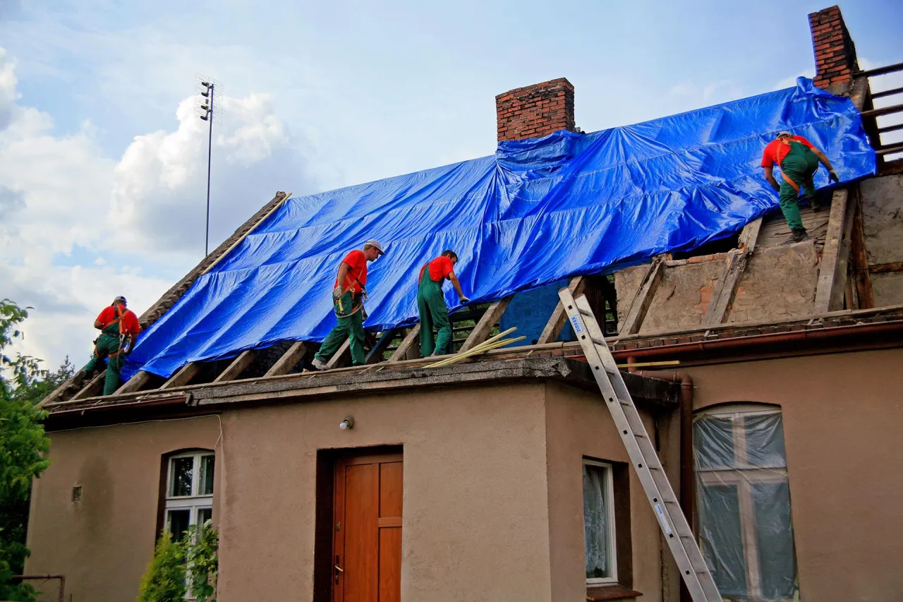 Zdjęcie Ile kosztuje pozwolenie na remont dachu? Poznaj ukryte wydatki i formalności