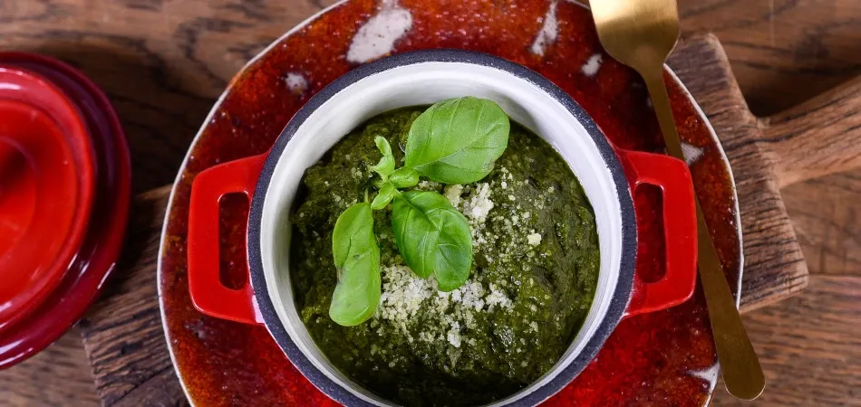 Zdjęcie Jak zrobić pesto bazyliowe - prosta receptura, która zachwyci smakiem