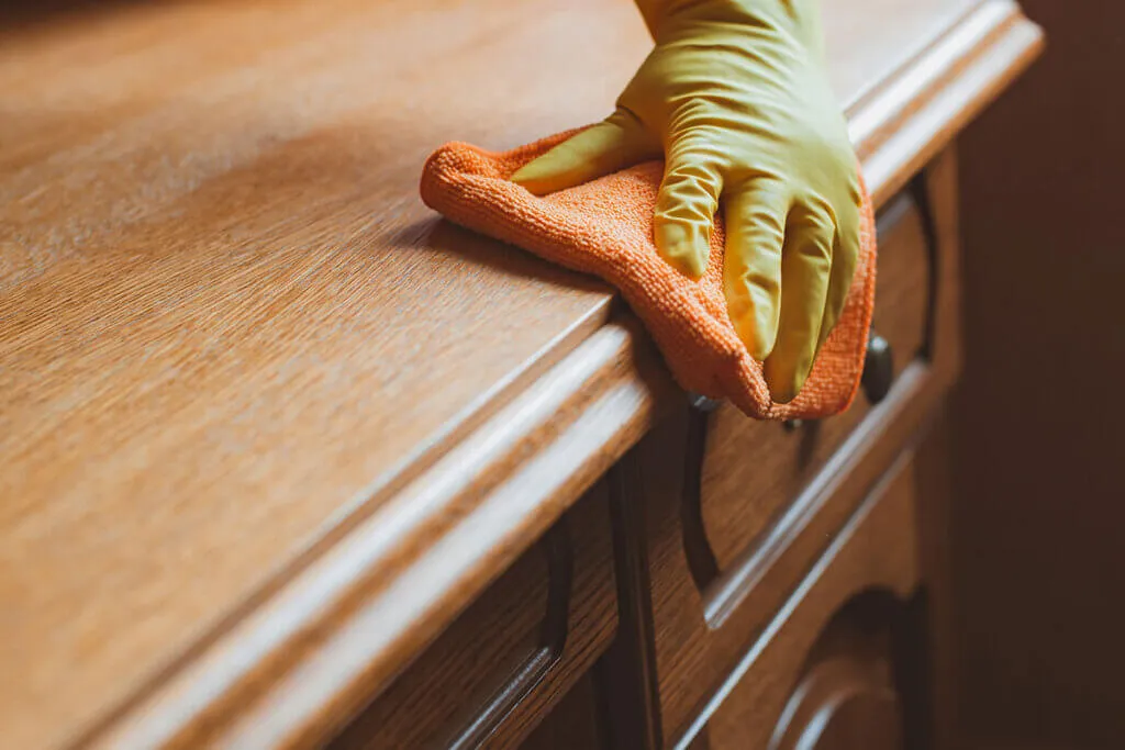 Zdjęcie Skuteczne sposoby na usunięcie naklejek z mebli bez uszkodzeń