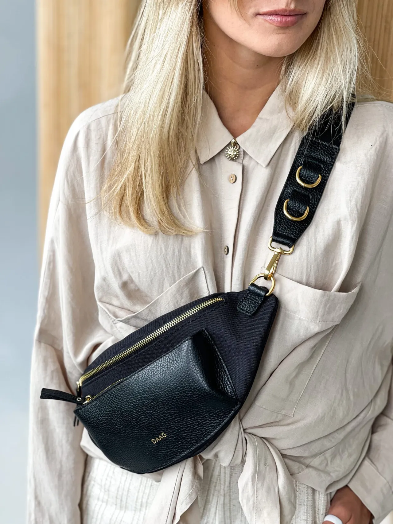 Zdjęcie Modne stylizacje z nerką – jak nosić torebkę biodrową elegancko i na luzie