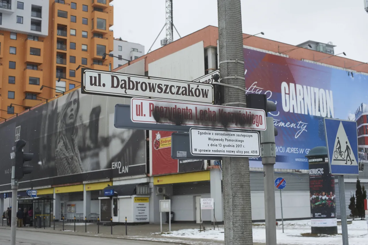 Zdjęcie Armii Ludowej czy Lecha Kaczyńskiego: kontrowersje i historia zmian nazw