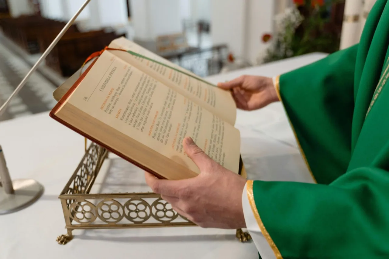 Zdjęcie Czy msza 1 listopada jest obowiązkowa? Poznaj ważne informacje i tradycje