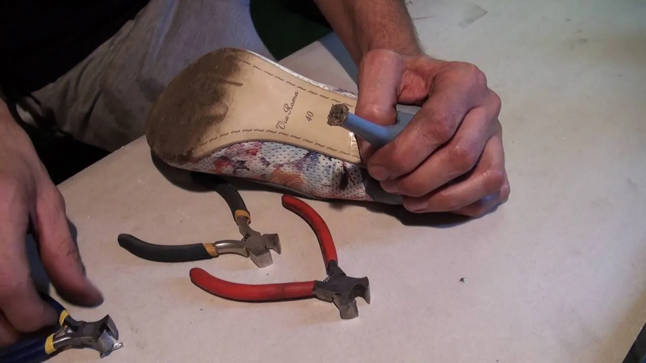 Zdjęcie Jak wymienić fleki w obcasach - proste kroki, aby uniknąć kosztów naprawy