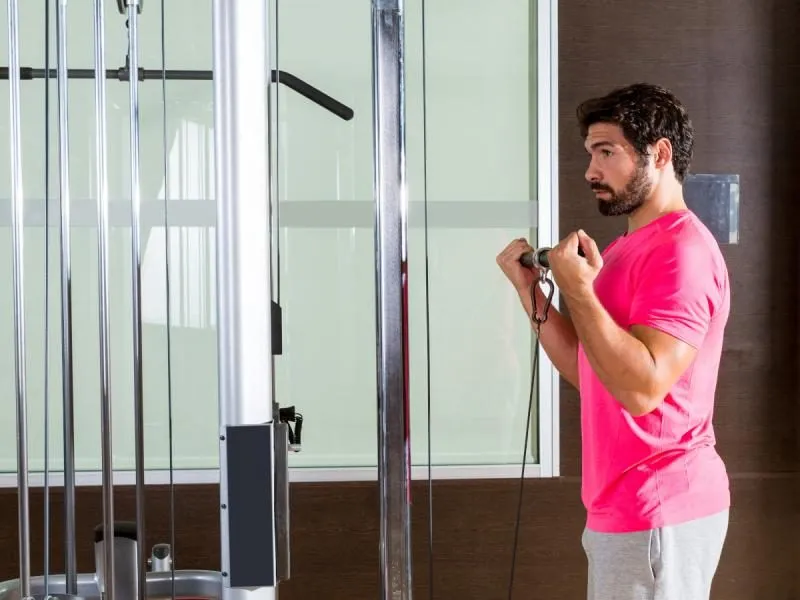 Zdjęcie Skuteczne ćwiczenia na biceps, które zbudują siłę w domu i na siłowni