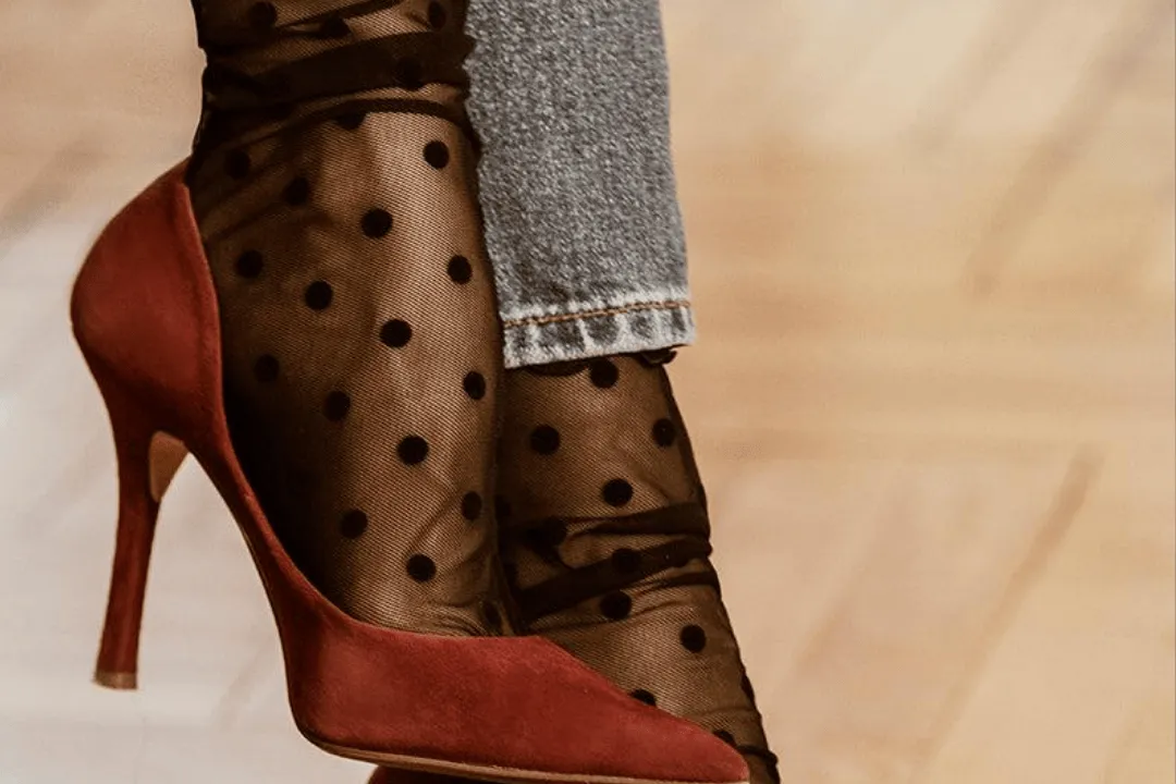 Zdjęcie Skarpetki w stylizacjach: Jak nosić je modnie i uniknąć wpadek?