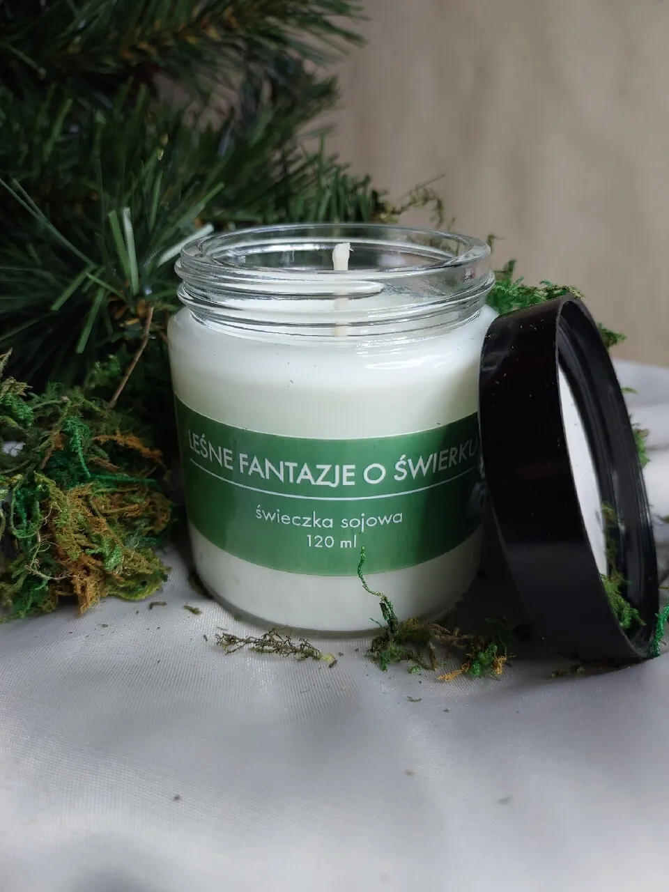 Zdjęcie Świeczka o zapachu świerku - naturalny sposób na relaks i harmonię