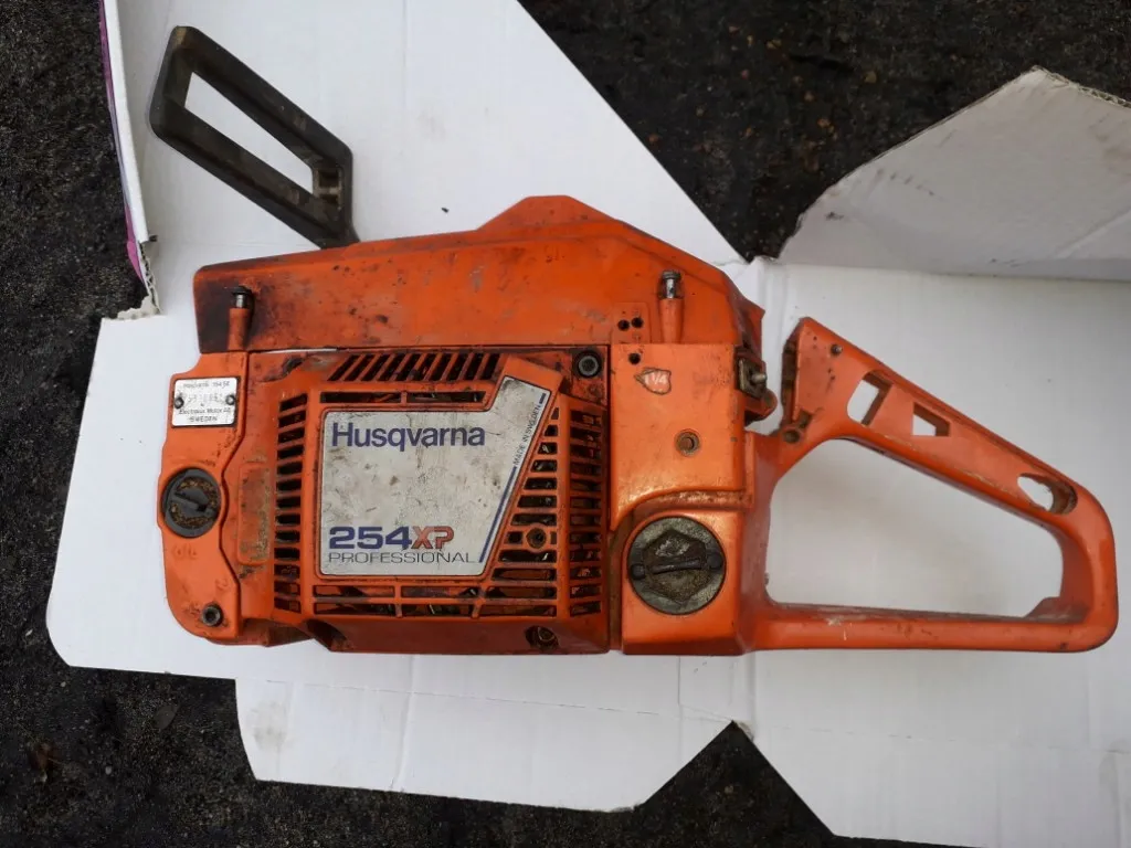 Zdjęcie Piła spalinowa Makita czy Husqvarna - która jest lepszym wyborem?