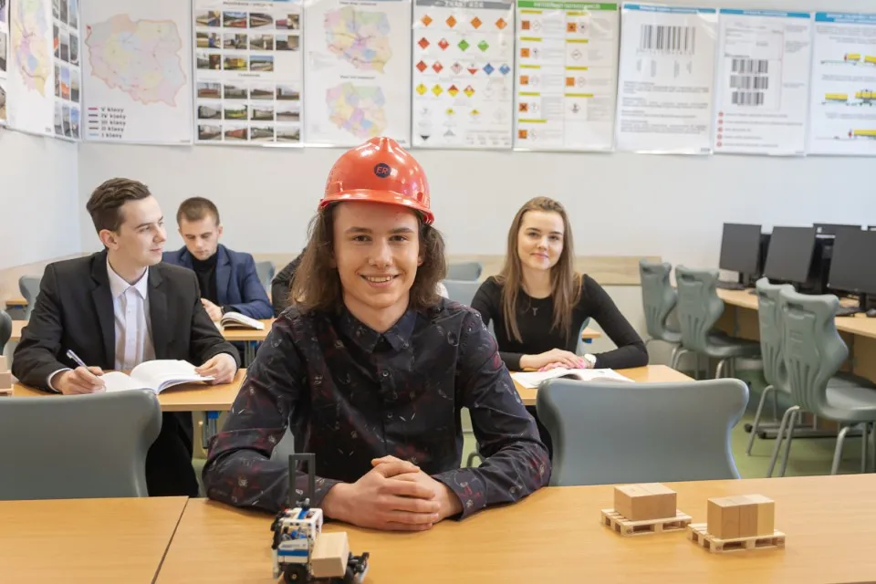 Zdjęcie Czy technik spedytor to trudny kierunek? Odkryj prawdę o studiach