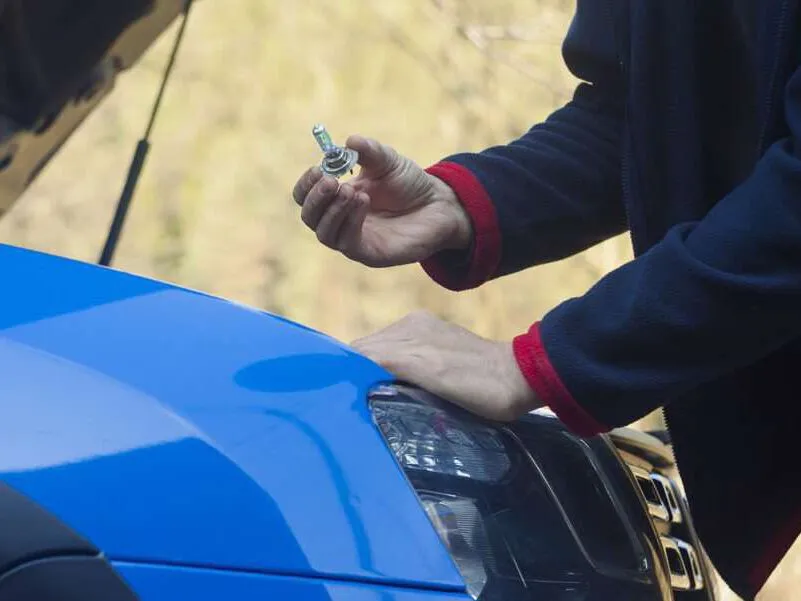 Zdjęcie Ampoule grillée voiture amende : évitez une amende de 68 €
