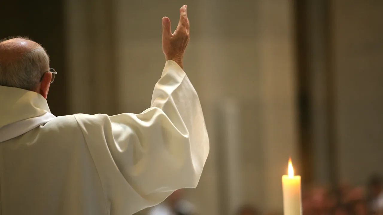 Zdjęcie Czy udział w wigilii paschalnej zwalnia z niedzielnej mszy? Sprawdź!