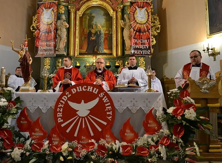 Zdjęcie Jak biskup udziela bierzmowania - przebieg ceremonii i istotne elementy