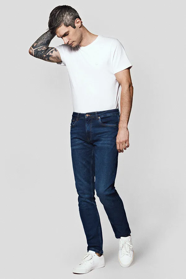 Zdjęcie Modne stylizacje w granatowych jeansach. Jak ubrać się bez wpadki?