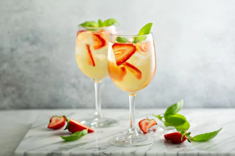 Zdjęcie Pyszne drinki z białym winem, które orzeźwią każdą imprezę