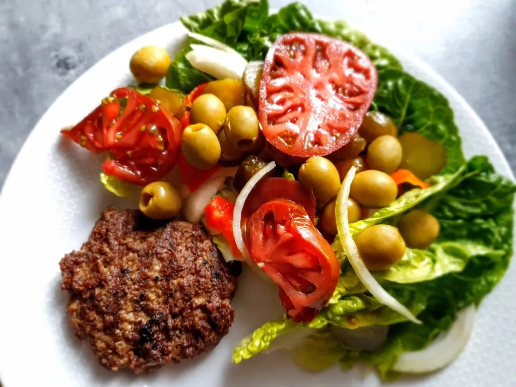 Zdjęcie Jak smażyć burger wołowy, by był soczysty i idealnie przyprawiony